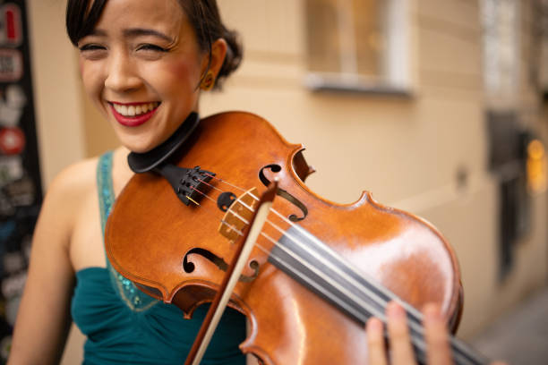 woman playing violin on the street - vienna street musician music musician photos et images de collection