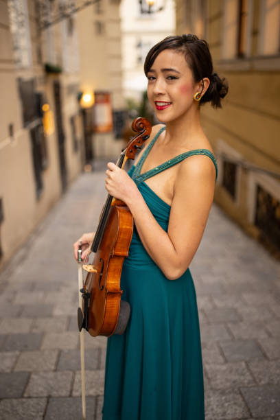 charmante violoniste - vienna street musician music musician photos et images de collection