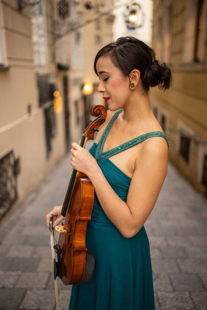 female violinist on the street - vienna street musician music musician fotografías e imágenes de stock