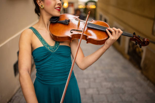 musician playing violin on the street - vienna street musician music musician photos et images de collection