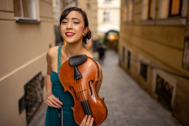 violoniste dans la rue - vienna street musician music musician photos et images de collection