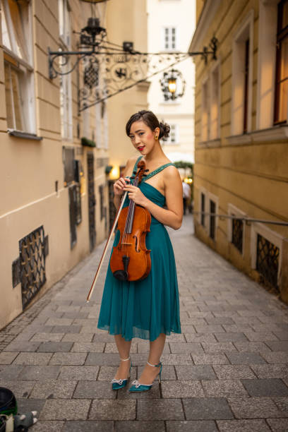 beautiful female violinist - vienna street musician music musician fotografías e imágenes de stock