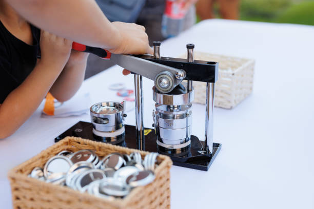 Mechanical manual press. Children and adults make badges .