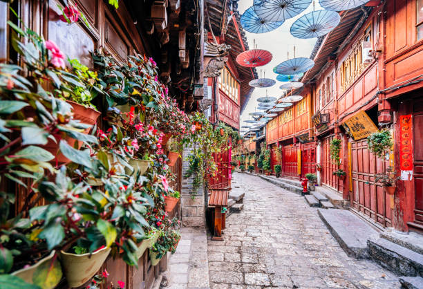 street of the old town of lijiang, yunnan, china - província de yunnan imagens e fotografias de stock