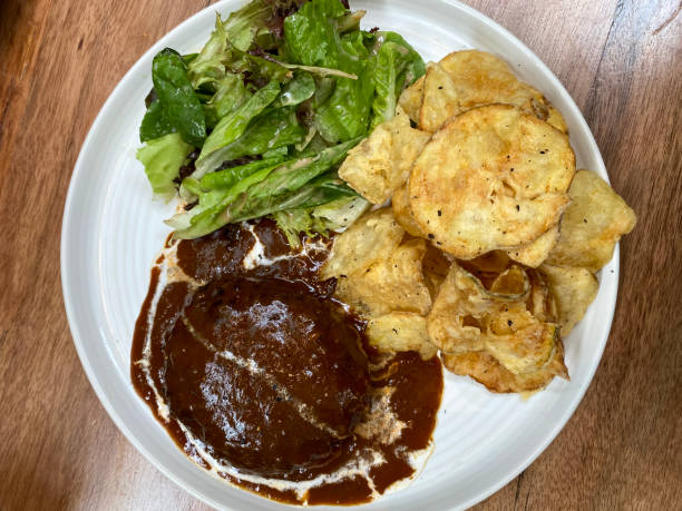 hamburger steak with creamy sauce - salisbury steak imagens e fotografias de stock