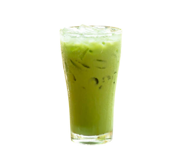 widok z przodu mrożonej zielonej herbaty matcha ze skondensowanym mlekiem w przezroczystym szkle na białym tle na białym tle ze ścieżką przycinania - green smoothie single object cold drink isolated on green zdjęcia i obrazy z banku zdjęć