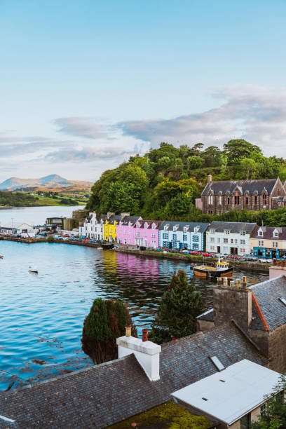 view on portree, isle of skye, scotland - cottage scotland scottish culture holiday foto e immagini stock