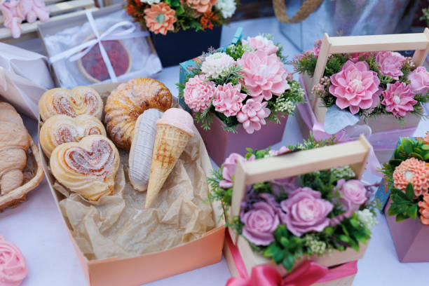 un bouquet cadeau de fleurs de savon, de guimauves et de pâtisseries fraîches. - handmade paper flower single flower rose photos et images de collection