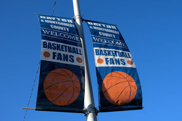 bannières accueillant les fans de basket-ball à dayton, dans l’ohio. - national championship photos et images de collection