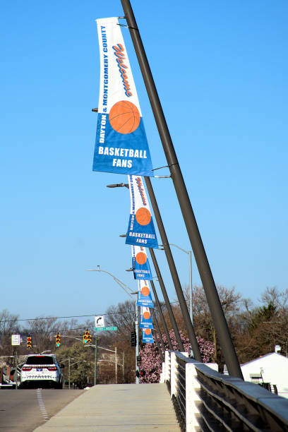 bannières accueillant les fans de basket-ball à dayton, dans l’ohio. - national championship photos et images de collection