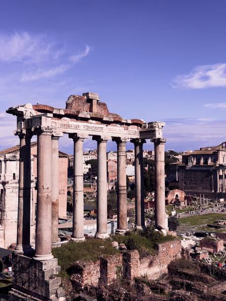 temple of saturn in roman forum - rome sunlight roman forum temple of saturn stock-fotos und bilder