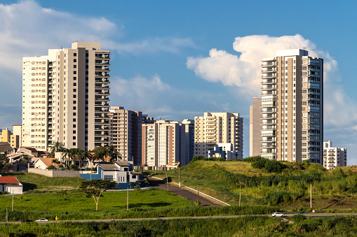 buildings, houses and commercial establishments in the central region of Marília