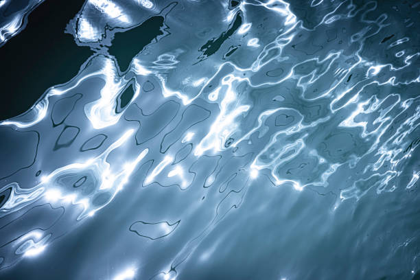 istock The light reflects dark blue in the water. 2090395349