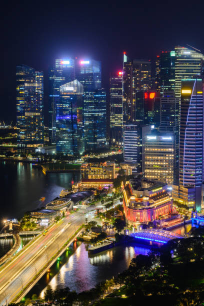 skyline da cidade de cingapura em marina bay no crepúsculo - singapore skyline - fotografias e filmes do acervo