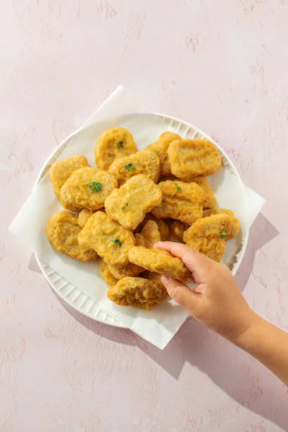 piatto di bocconcini di pollo per bambini, un classico comfort food - deep fried people fried chicken foto e immagini stock