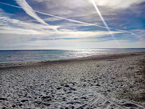 Baltic Sea at midday with contrails in the sky
Ostssee in der Mittagszeit mit Kondensstreifen am Himmel