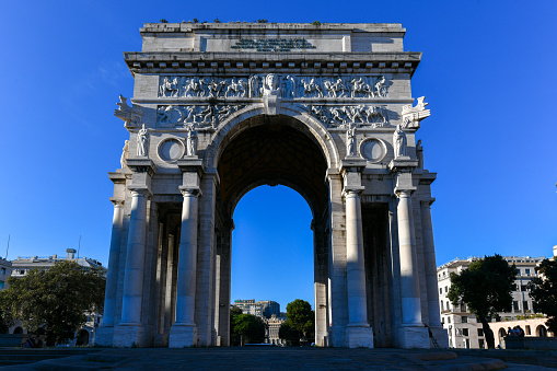 Arch of Victory. Text in EN: GENOA. THE SONS DEAD FOR THE HOMELAND FIGHTING ON THE GROUND AT SEA IN CIEO TO THE GLORY OF THE CENTURIES. SVPERBA CONSECRATED. MCMXV-MCMXVIII