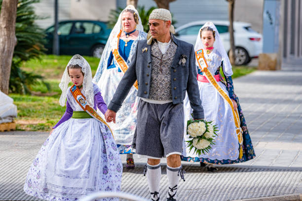 vue de face d’une famille portant un costume traditionnel lors des festivités de las fallas à valence, espagne - otono photos et images de collection