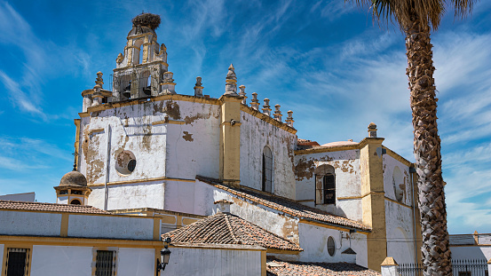 Vista de la iglesia siglo XVI del santísimo Cristo del Rosario en la villa de Zafra, España. Con cielo editado