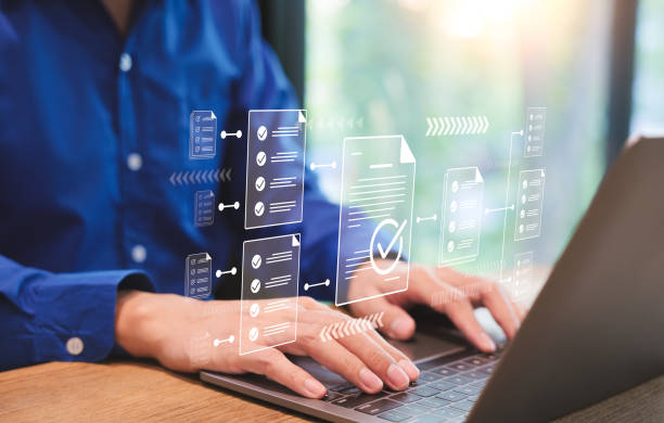 Digital workflow automation, Businessman using laptop computer doing online checklist survey, Document management checking system, online documentation database and process manage files. Checkmark, automatización del flujo de trabajo digital, hombre de negocios que usa una computadora portátil que realiza una encuesta de lista de verificación en línea, sistema de verificación de gestión de documentos, base de datos de documentación en línea y