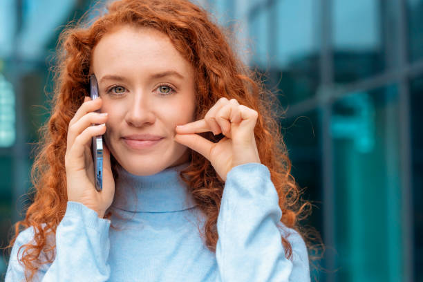 redhead woman putting fingers to her lips. quiet lips silence sign. not a word gesture  sign.  concept of  keep your mouth shut. - vacancy englisches schild stock-fotos und bilder