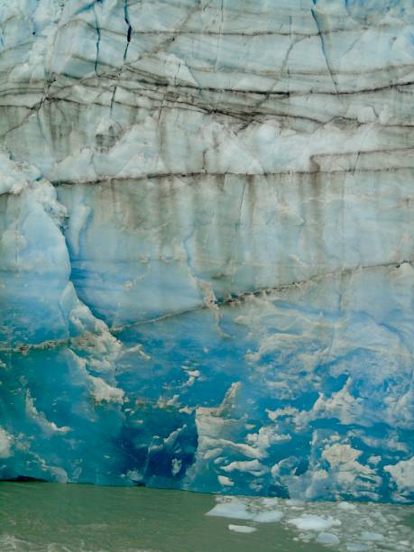 vista de cerca del profundo glaciar perito moreno de color azul cobalto al nivel del agua del lago argentino - patagonia ice shelf vertical argentina fotografías e imágenes de stock
