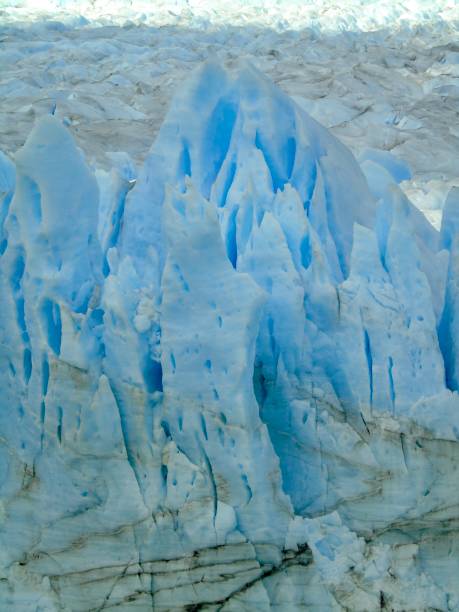 espigas de hielo azul cobalto se elevan desde el glaciar perito moreno ubicado en el parque nacional los glaciares - patagonia ice shelf vertical argentina fotografías e imágenes de stock