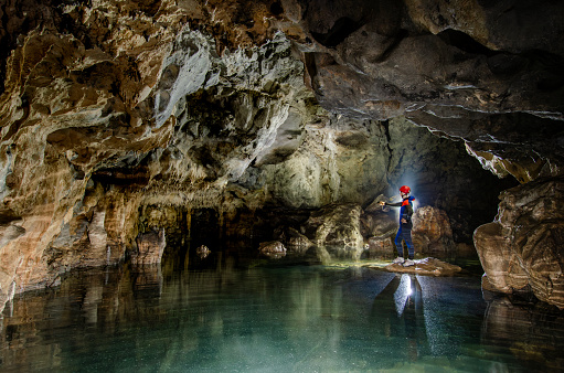 Orbetello, Toscana, Italia: Punta degli Stretti. La particolarità di questa grotta è di essere praticamente orizzontale, ci sono solo 3 metri di dislivello