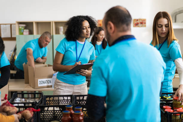 istock Volunteers assisting to relieve suffering and hungar 2092522133