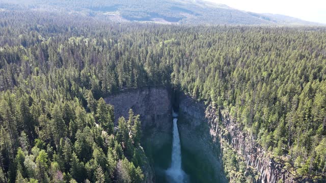 Spahats Creek Falls is a waterfall on Spahats Creek on Clearwater Valley Road in Wells Gray Provincial Park