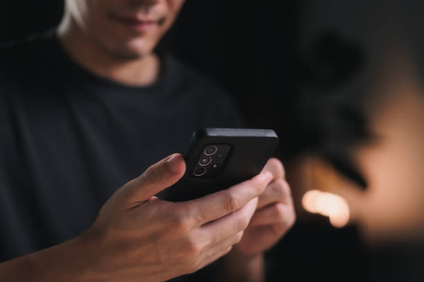 man hand holding smart phone