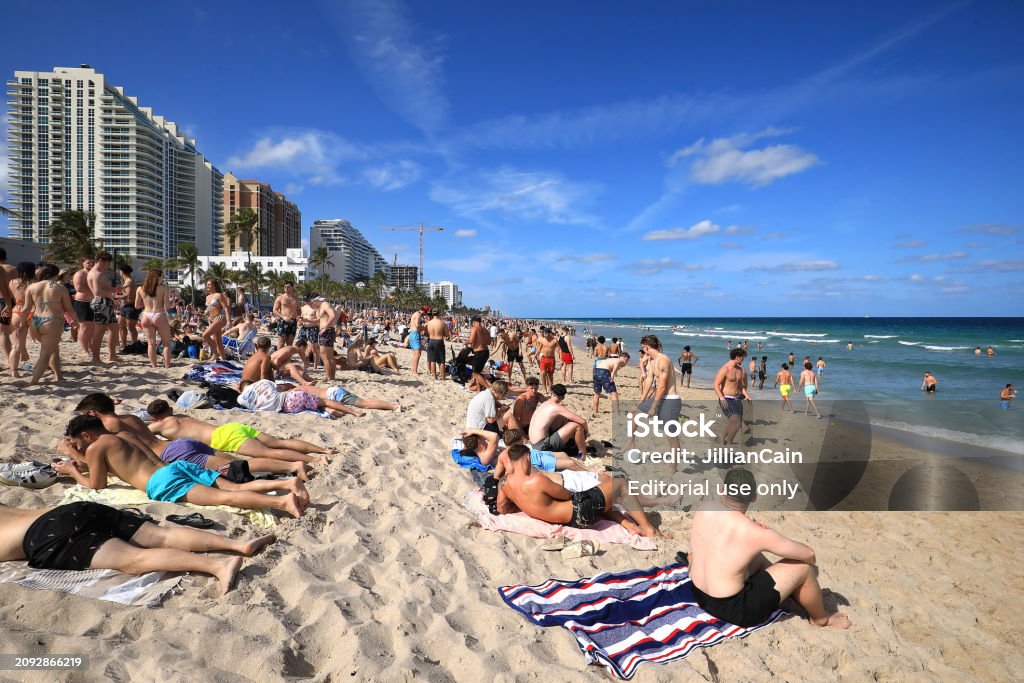 More Group Spring Spring Break Crowd Stock Photo - Download Image Now - 20-24 Years, 2024 ...