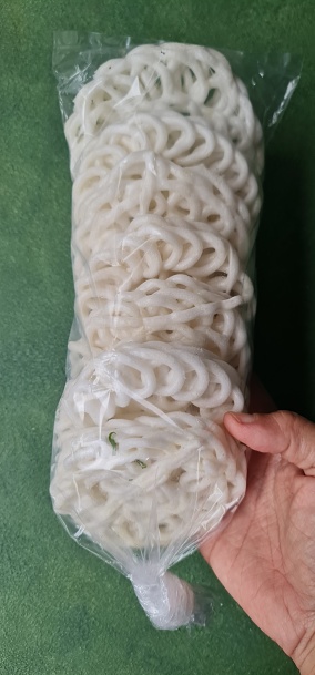 White crackers, one of Indonesia's traditional foods, are wrapped in transparent plastic and are usually sold at greengrocers.