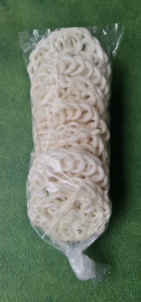 White crackers, one of Indonesia's traditional foods, are wrapped in transparent plastic and are usually sold at greengrocers.
