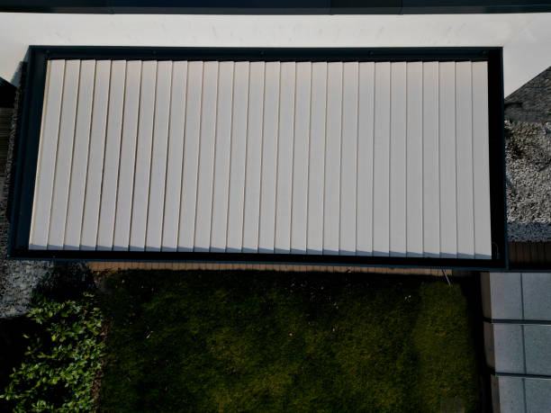 istock You will control the tilting roof slats with the remote control, complete control. The slats can be tilted up to 130°, so you will create a shadow, but at the same time you will have enough light. 2093371416