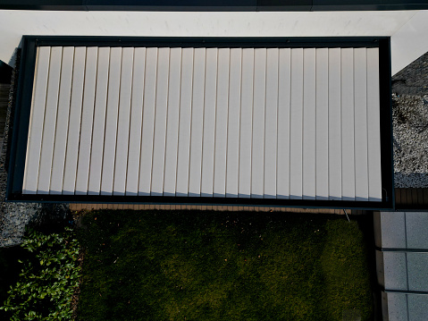 You will control the tilting roof slats with the remote control, complete control. The slats can be tilted up to 130°, so you will create a shadow, but at the same time you will have enough light. bioclimatic