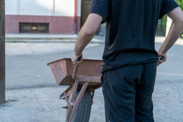 un uomo che prende il supporto di cemento - scaffolding wheel construction site metal foto e immagini stock