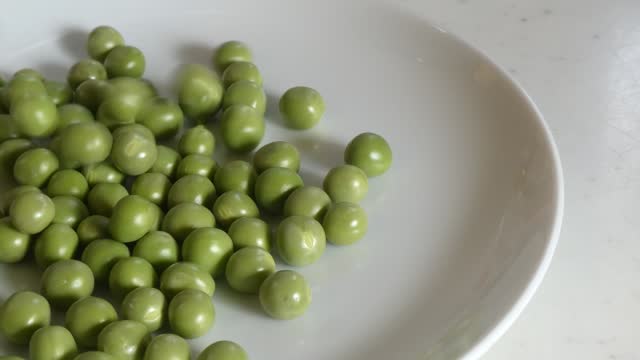 Green peas that intermittently accumulate neatly on the plate