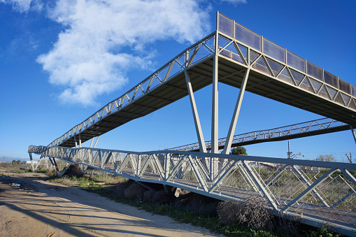 Puente metálico sobre la vía férrea en Pinto. Madrid.
