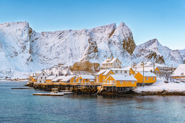 hamnoy en lofoten, wiev sobre la pequeña ciudad, noruega - norway chalet nordic countries bay fotografías e imágenes de stock