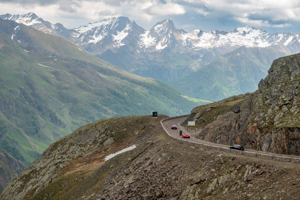 山岳地帯のアルペンロードを走るポルシェ911スポーツカー - ferrari italian culture porsche porsche 911 ストックフォトと画像