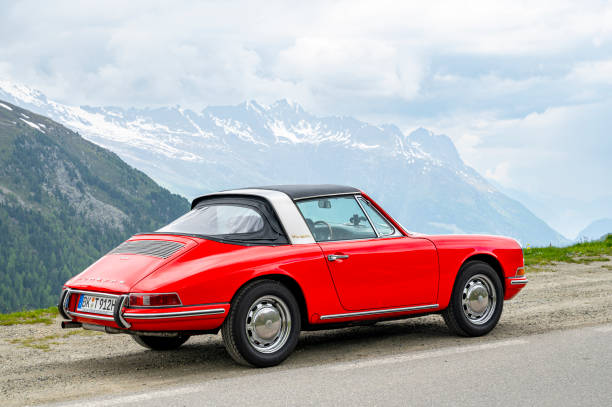 porsche 912 targa classic sports car in the alps - ferrari italian culture porsche porsche 911 imagens e fotografias de stock