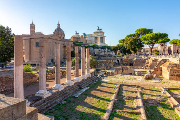 ruins of roman forum and vittoriano monument in rome, italy - julius caesar стоковые фото и изображения