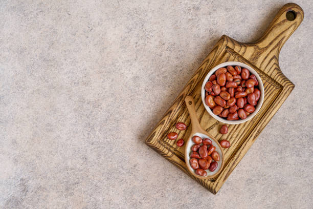 ボウルに入ったソラマメ。乾燥ソラマメ。上面図 - broad bean bean bowl brown ストックフォトと画像