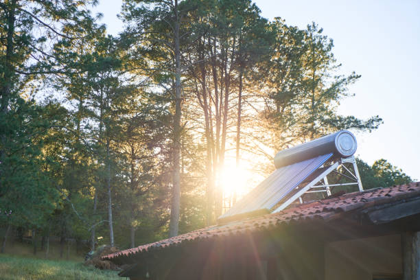 calentador de agua colector solar alternativo ecológico, en un techo - solar power station sun water collection fotografías e imágenes de stock