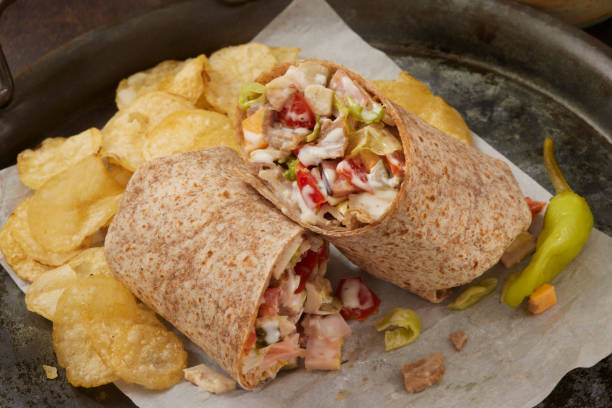 바이러스성 다진 콜드 컷 토르티야 랩 - tray sandwich wrap sandwich delicatessen 뉴스 사진 이미지