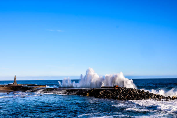 big wave in the ocean - image alternative energy canary islands color image - fotografias e filmes do acervo