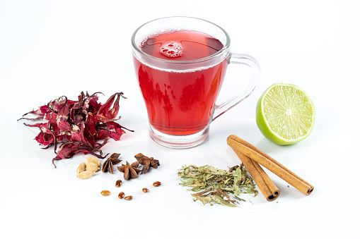 Aromatic tea based on hibiscus (roselle) with lime and a touch of green tea, cinnamon, star anise and cardamom.