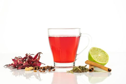 Aromatic tea based on hibiscus (roselle) with lime and a touch of green tea, cinnamon and star anise.