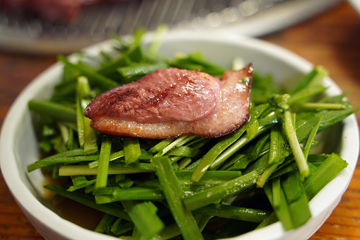 Eat smoked duck and chives together